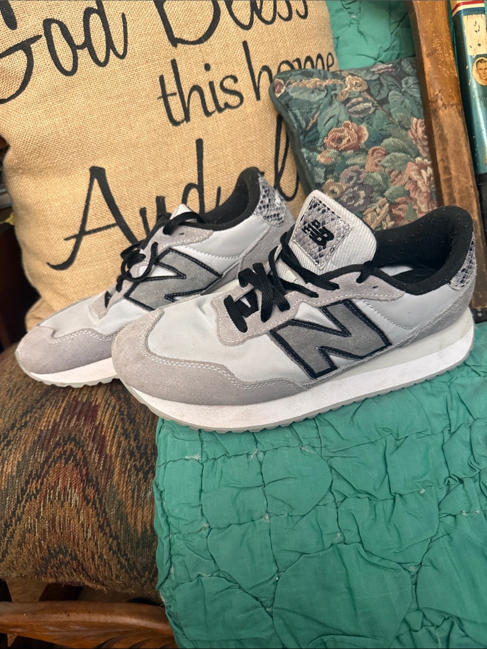 New Balance Men’s Light Gray and Black Retro Runner Sneakers